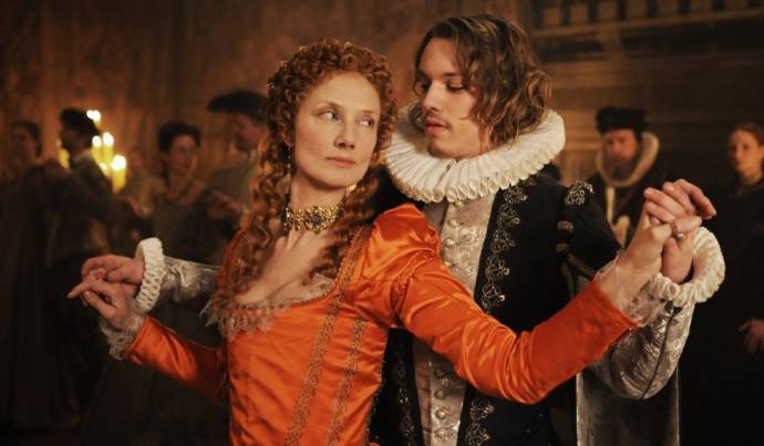 Joely Richardson (Young Queen Elizabeth I) en Jamie Campbell Bower (Young Earl of Oxford) in Anonymous