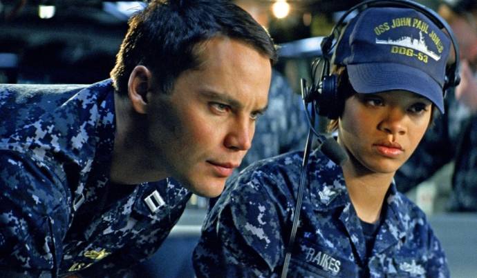 Taylor Kitsch (Alex Hopper) en Rihanna (Raikes) in Men's Night: Battleship