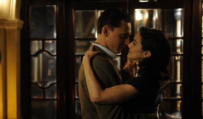 Tom Hiddleston (Freddie Page) en Rachel Weisz (Hester Collyer)