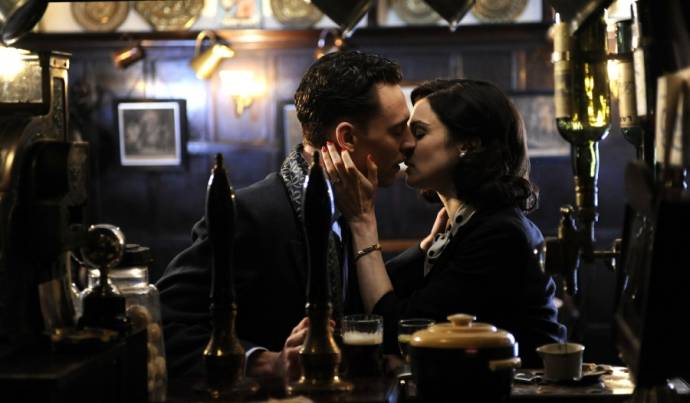 Tom Hiddleston (Freddie Page) en Rachel Weisz (Hester Collyer)