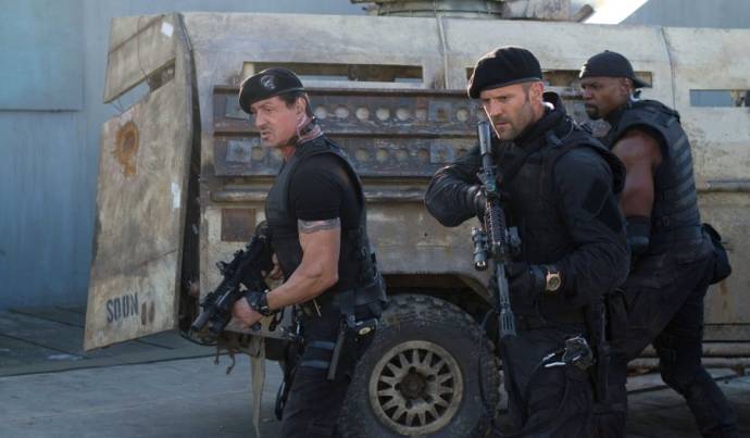 Sylvester Stallone (Barney Ross), Jason Statham (Lee Christmas) en Terry Crews (I) (Hale Caesar) in The Expendables 2