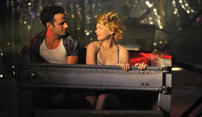 Luke Kirby (Daniel) en Michelle Williams (Margot) in Take This Waltz