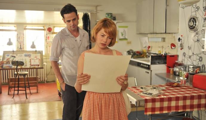 Luke Kirby (Daniel) en Michelle Williams (Margot) in Take This Waltz