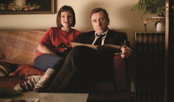 Eloise Laurence (Skunk) en Tim Roth (Archie)