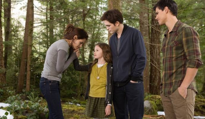 Kristen Stewart (Bella), Mackenzie Foy (Renesmee), Robert Pattinson (Edward Cullen) en Taylor Lautner (Jacob Black)