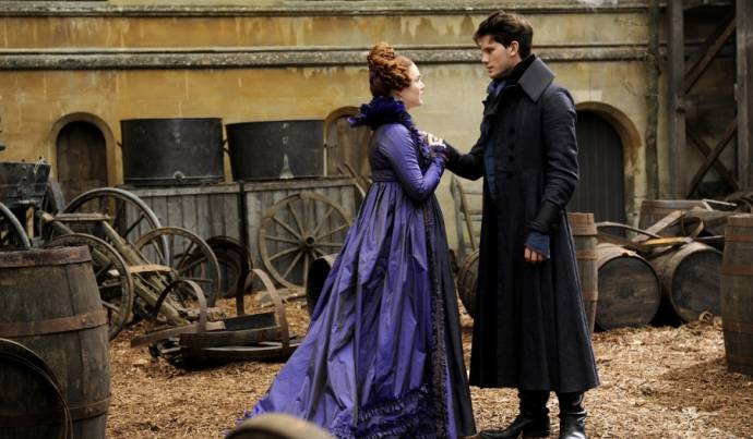 Jeremy Irvine (Pip) en Holly Grainger (Estella) in Great Expectations