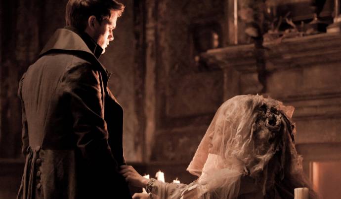 Jeremy Irvine (Pip) en Helena Bonham Carter (Miss Havisham) in Great Expectations