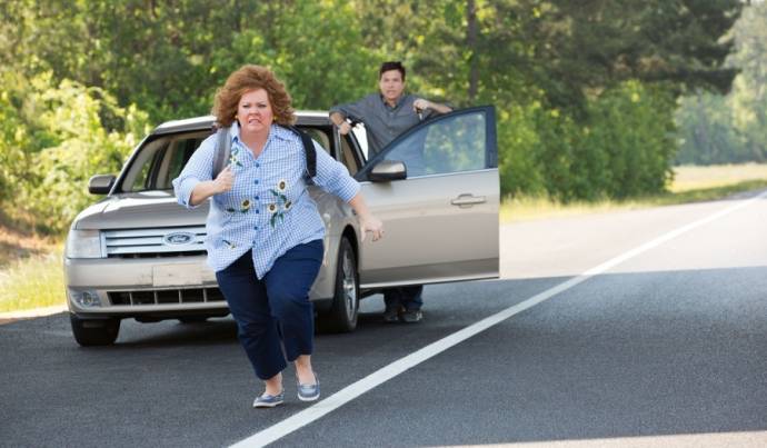 Melissa McCarthy (Diana) en Jason Bateman (Sandy) in Identity Thief