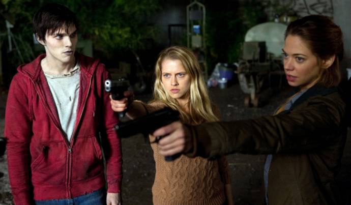 Nicholas Hoult (R), Teresa Palmer (Julie) en Analeigh Tipton (Nora) in Warm Bodies