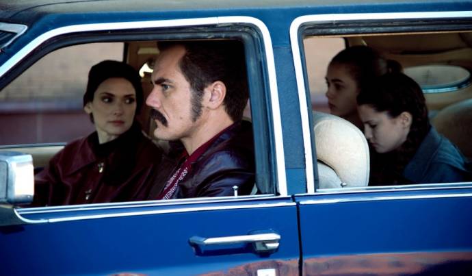 Winona Ryder (Deborah Kuklinski), Michael Shannon (Richard Kuklinski), McKaley Miller (Anabel Kuklinski) en Megan Sherill in The Iceman