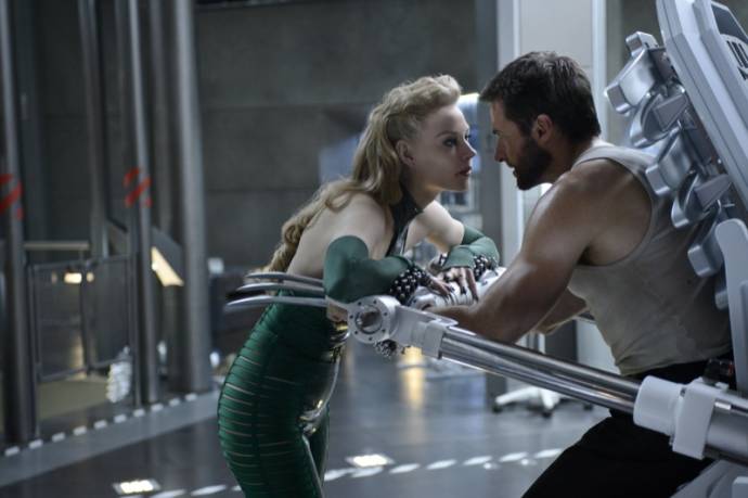 Svetlana Khodchenkova (Viper) en Hugh Jackman (Logan / Wolverine)