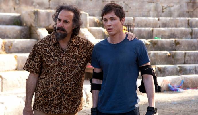 Stanley Tucci (Dionysus) en Logan Lerman (Percy Jackson)