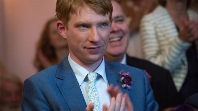 Domhnall Gleeson (Tim)