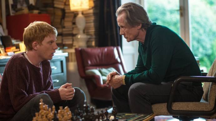 Chris Edgerley (Gallery Boy) en Bill Nighy