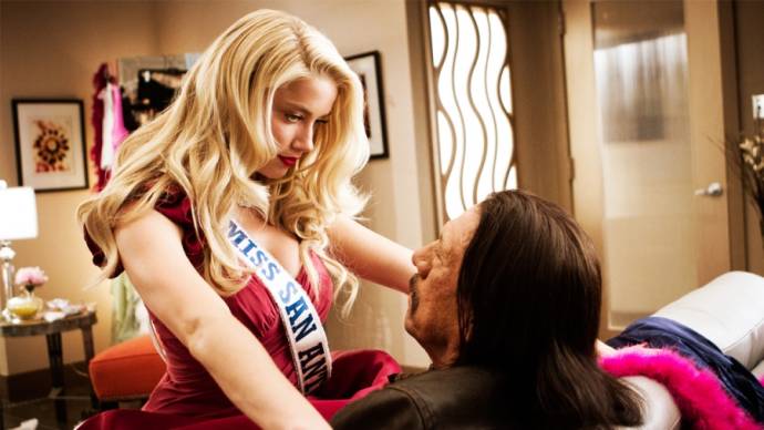 Amber Heard (Miss San Antonio) en Danny Trejo (Machete Cortez)