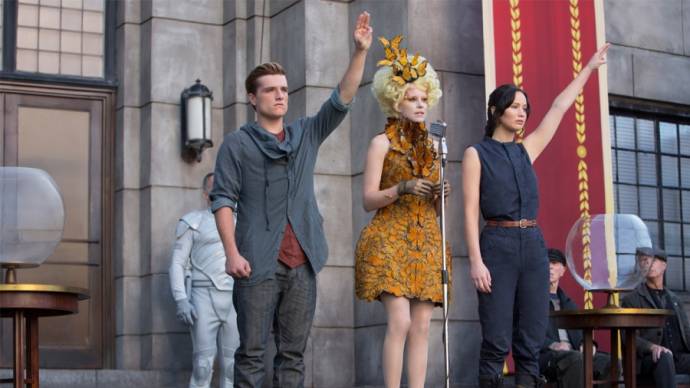 Josh Hutcherson (Peeta Mellark), Tiffany Waxler (Tribute Girl District 10) en Jennifer Lawrence (Katniss Everdeen)