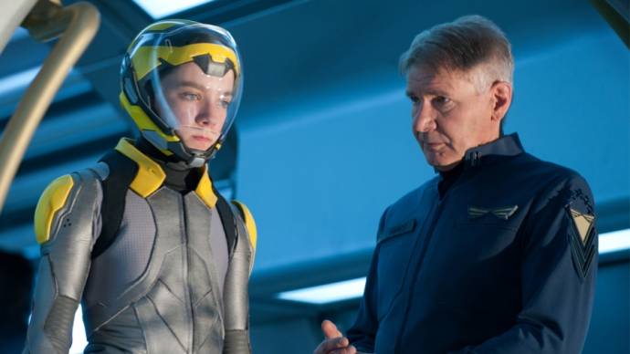 Asa Butterfield (Ender Wiggin) en Harrison Ford (Colonel Hyrum Graff) in Ender's Game 3D