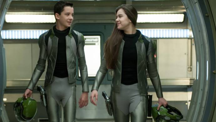 Asa Butterfield (Ender Wiggin) en Hailee Steinfeld (Petra Arkanian) in Ender's Game 3D