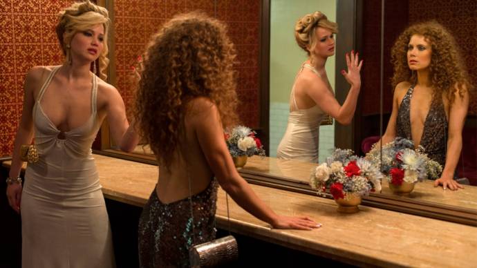 Jennifer Lawrence (Rosalyn Rosenfeld) en Amy Adams (Sydney Prosser)