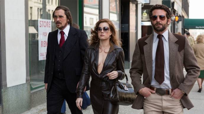 Christian Bale (Irving Rosenfeld), Amy Adams (Sydney Prosser) en Bradley Cooper (Richie DiMaso)