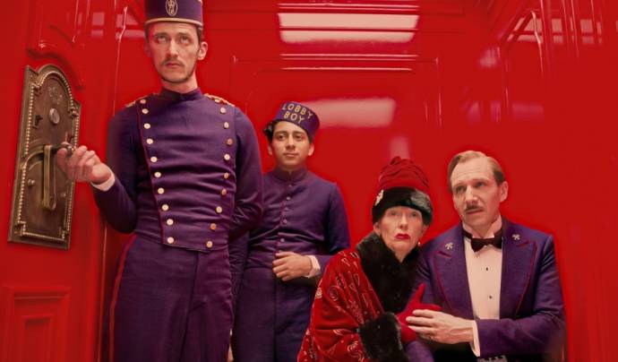 Paul Schlase (Igor), Tony Revolori (Zero), Tilda Swinton (Madame D.) en Ralph Fiennes (M. Gustave)