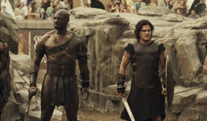 Adewale Akinnuoye-Agbaje (Atticus) en Kit Harington (Milo)