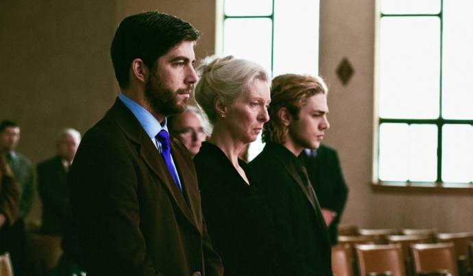 Pierre-Yves Cardinal (Francis), Lise Roy (Agathe) en Xavier Dolan (Tom) in Tom à la ferme