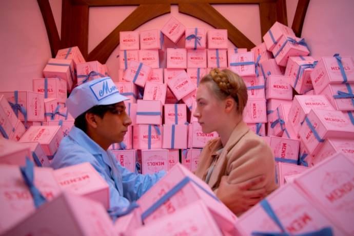 Tony Revolori (Zero) en Saoirse Ronan (Agatha)