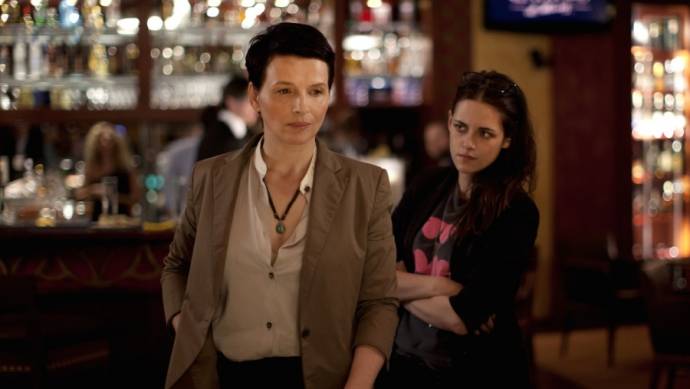 Juliette Binoche (Maria Enders) en Kristen Stewart (Valentine) in Clouds of Sils Maria