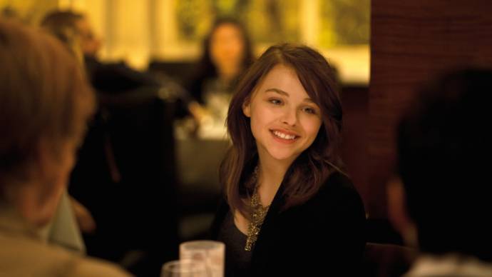 Chloë Grace Moretz (Jo-Ann Ellis) in Clouds of Sils Maria