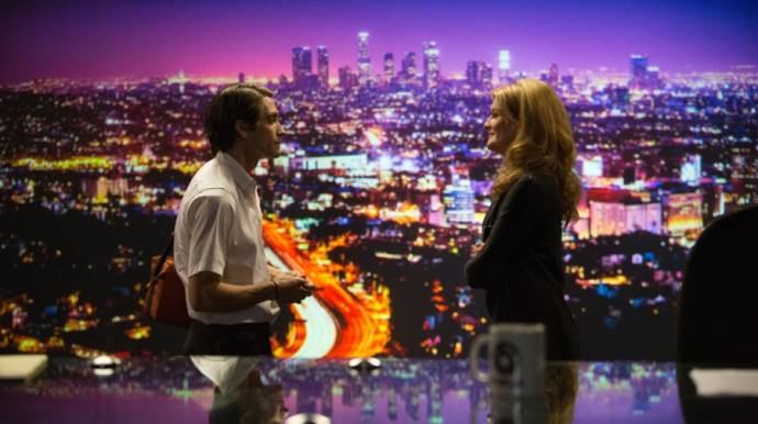 Jake Gyllenhaal (Lou Bloom) en Rene Russo (Nina)