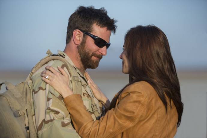 Bradley Cooper (Chris Kyle) en Sienna Miller (Taya Renae Kyle)