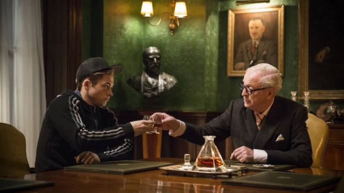 Taron Egerton (Gary Unwin) en Michael Caine in Kingsman: The Secret Service