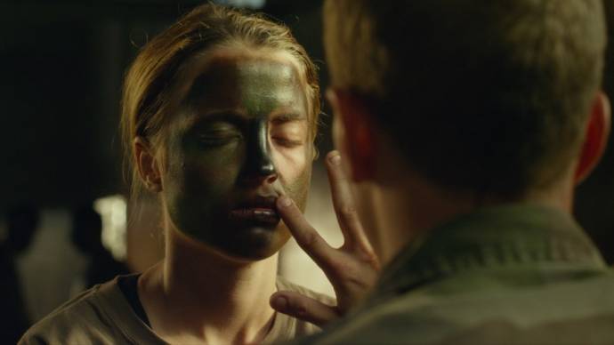 Kevin Calandre (Stagiaire préparation miitaire) en Adele Haenel (Madeleine Beaulieu) in Les combattants