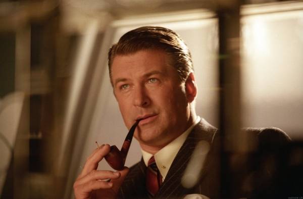 Alec Baldwin (Juan Trippe)