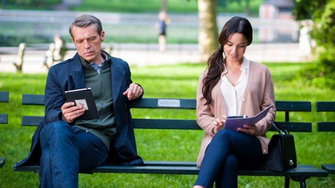 Bérénice Marlohe (Arielle) en Lambert Wilson (Valery) in 5 to 7