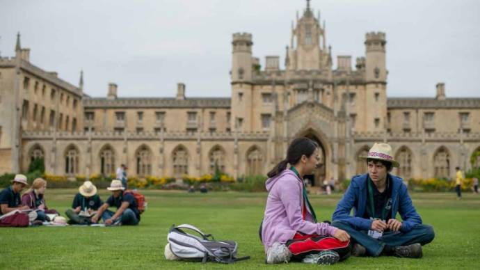 Jo Yang (Zhang Mei) en Asa Butterfield (Nathan) in X+Y