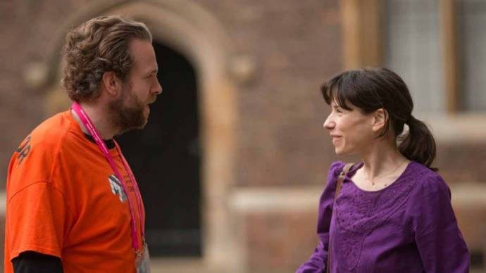 Rafe Spall (Humphreys) en Sally Hawkins (Julie)