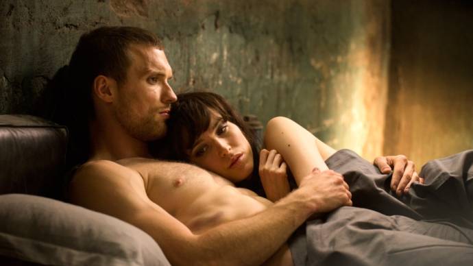 Ed Skrein (Frank Martin) en Loan Chabanol (Anna)