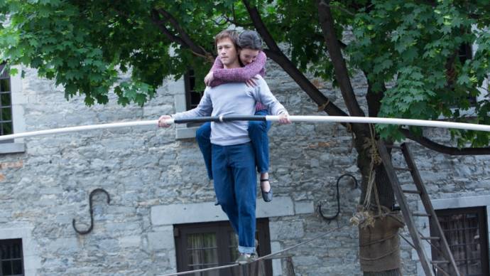 Joseph Gordon-Levitt (Philippe Petit) en Charlotte Lebon