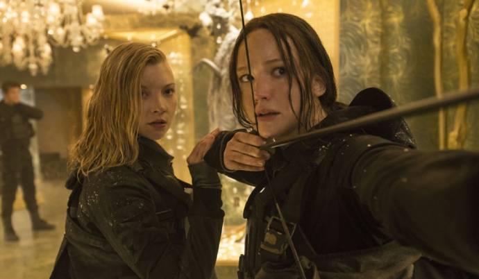 Natalie Dormer (Cressida) en Jennifer Lawrence (Katniss Everdeen)