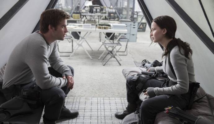 Josh Hutcherson (Peeta Mellark) en Jennifer Lawrence (Katniss Everdeen) in The Hunger Games: Mockingjay - Part 2 3D