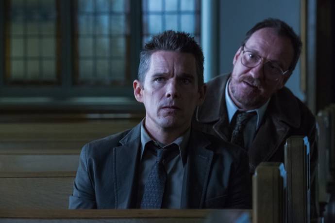 Ethan Hawke (Bruce Kenner) en David Thewlis (Professor Kenneth Raines)