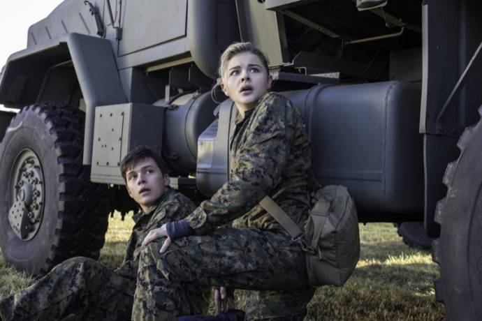 Nick Robinson (Ben Parish) en Chloë Grace Moretz (Cassie Sullivan) in The 5th Wave