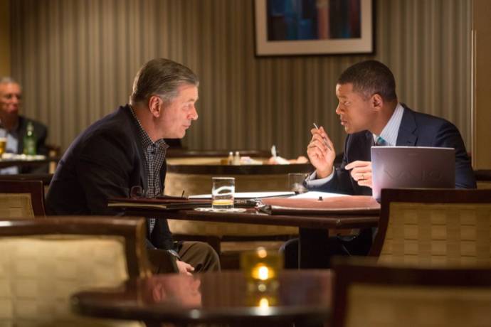 Alec Baldwin (Dr. Julian Bailes) en Will Smith (Dr. Bennet Omalu)