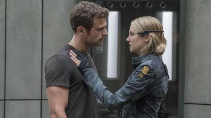 Theo James (Four) en Shailene Woodley (Tris) in The Divergent Series: Allegiant