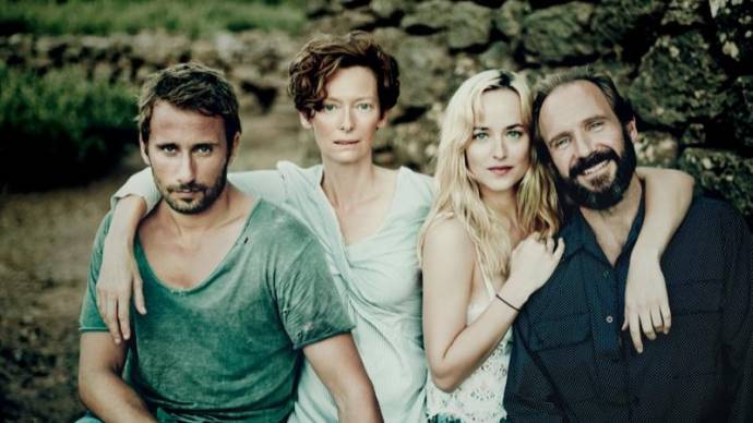 Matthias Schoenaerts (Paul), Tilda Swinton (Marianne), Dakota Johnson (Penelope) en Ralph Fiennes (Harry)