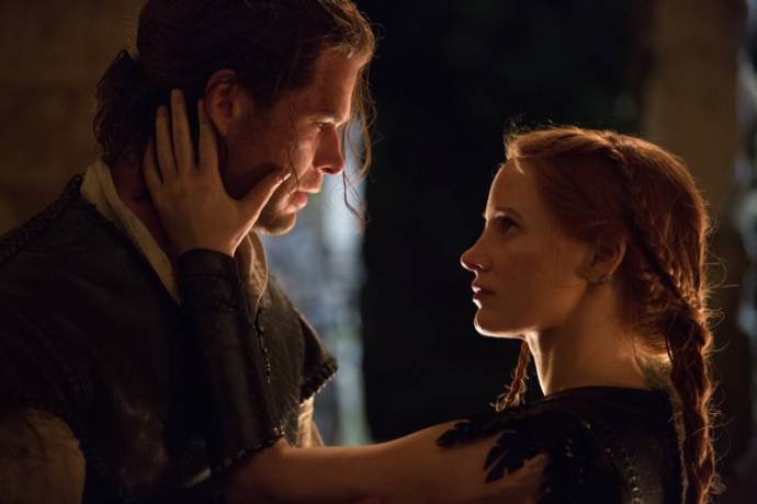 Chris Hemsworth (The Huntsman) en Jessica Chastain (Sara)