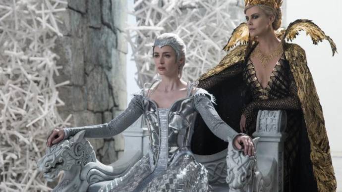 Emily Blunt (Freya) en Charlize Theron (Ravenna)