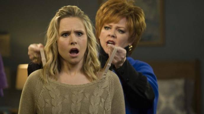 Kristen Bell en Melissa McCarthy (Michelle Darnell)